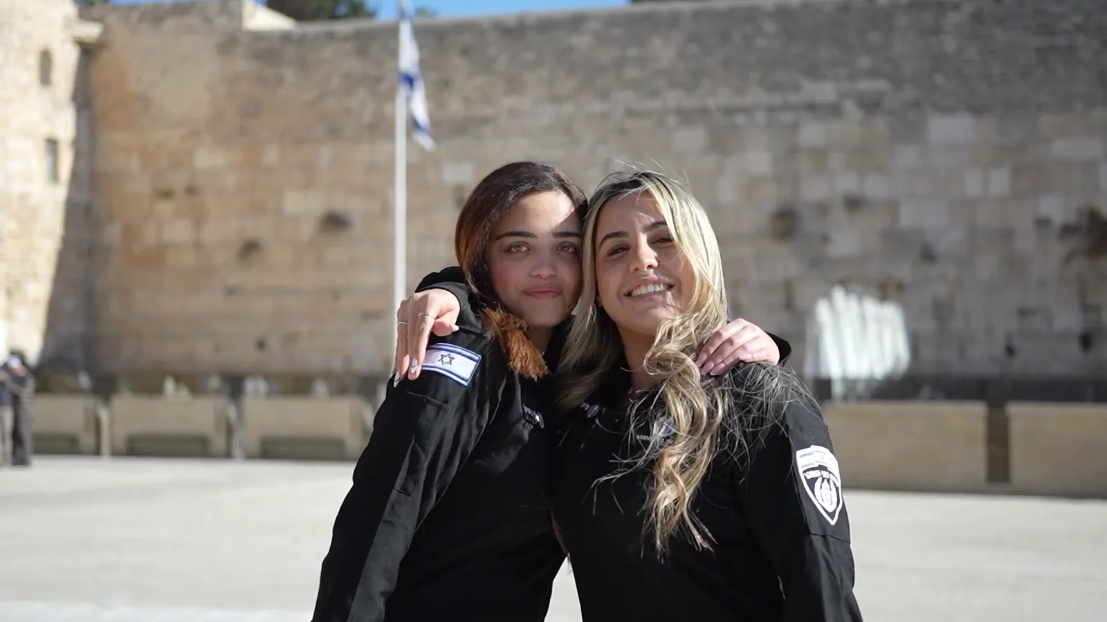 שתי צעירות מתחבקות, הבנות נשבעות